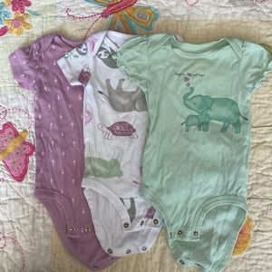 3 Pack Carter’s baby body suits 3-6M